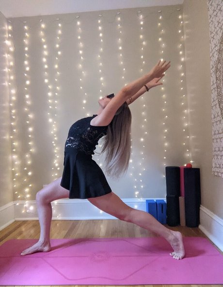hot yoga nude actress picture