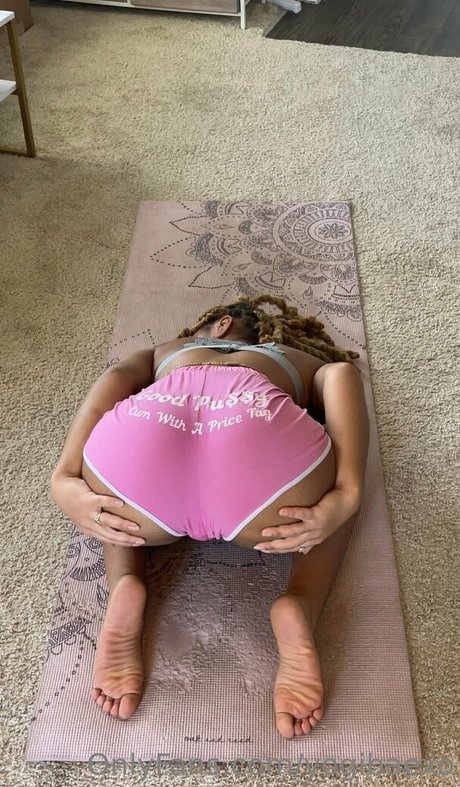 yogibaexo model nude image