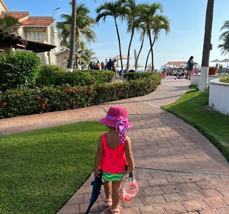 Ellie Johnston actress img