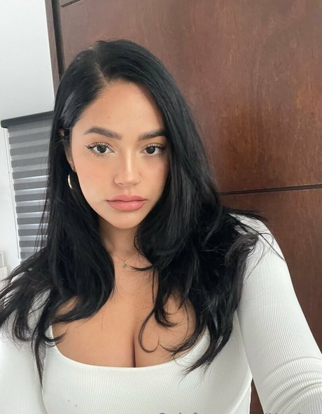 Novlux naked model image