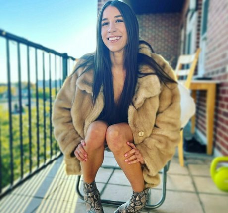 bikinibites pretty model photos