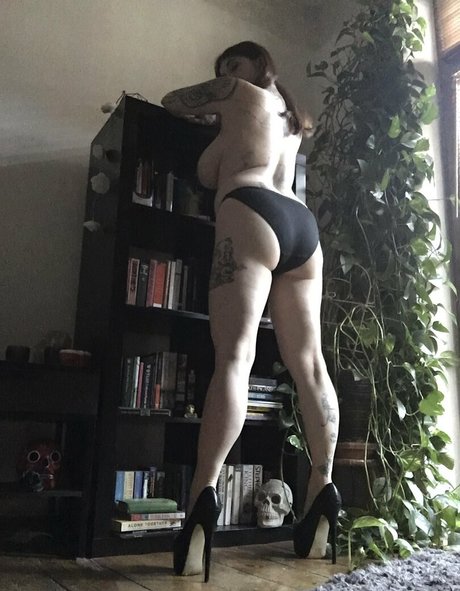 piercedpussysiren pretty pornstar pic