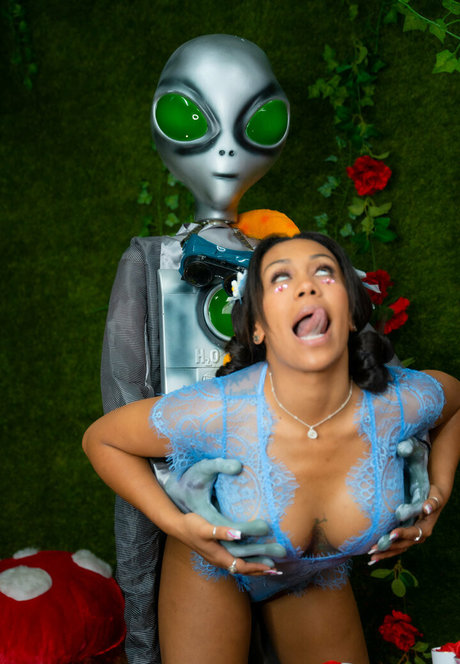 thatonegirlmikeyvlogs pornographic star image