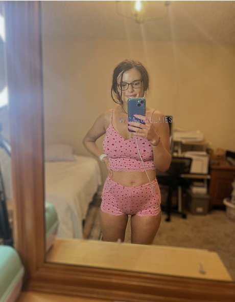 casual lies pornstar top img