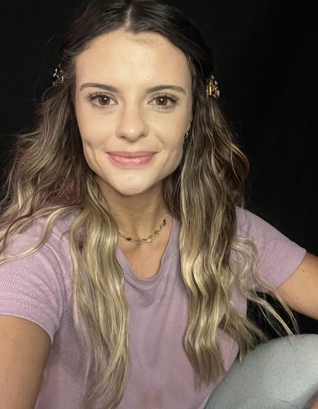 casual lies nice model picture