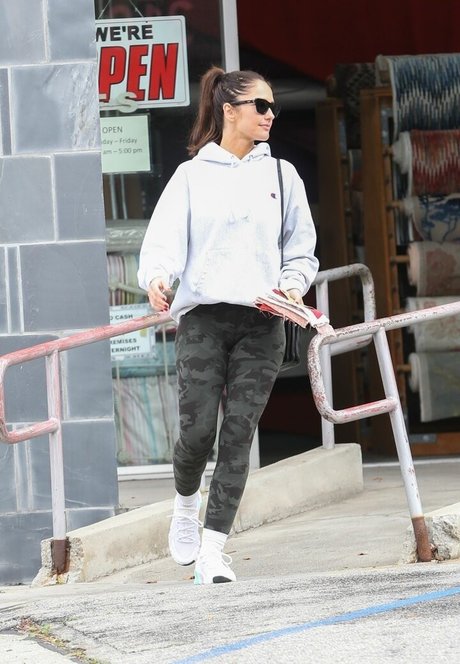 Minka Kelly naked star galleries