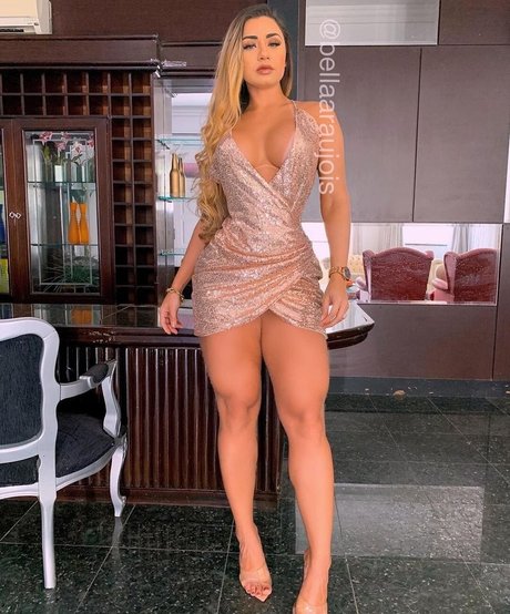 Bella Araujo naked star photos