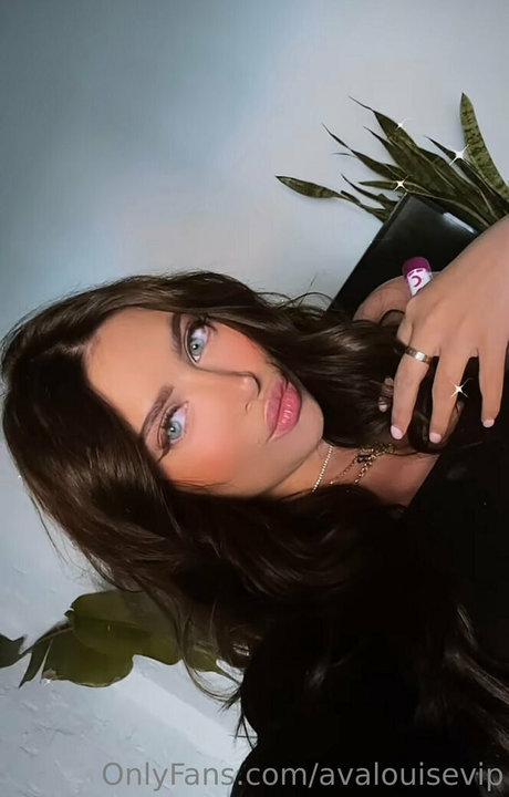 avalouisevip model nude images