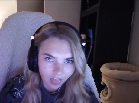 vanessaahlstrom nudes model picture