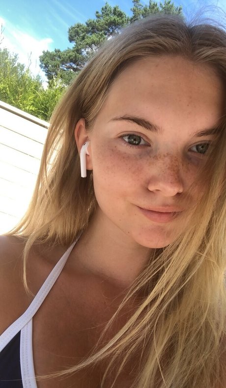 vanessaahlstrom model image