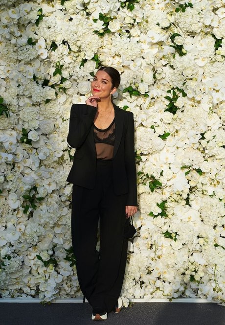 Annie Murphy hd actress gallery