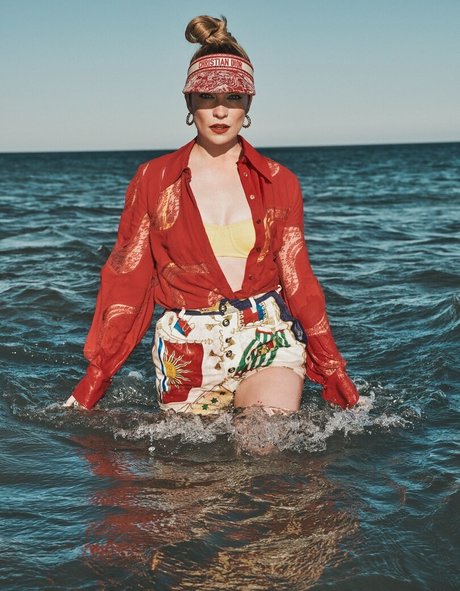 Annie Murphy star art archive