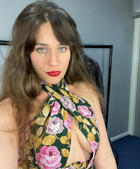 Lola Kirke nudes model pictures