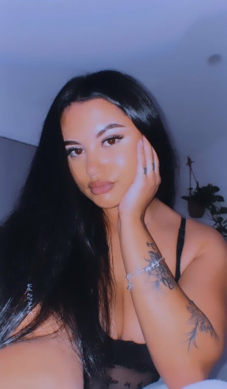 taylaraywhite exclusive model image