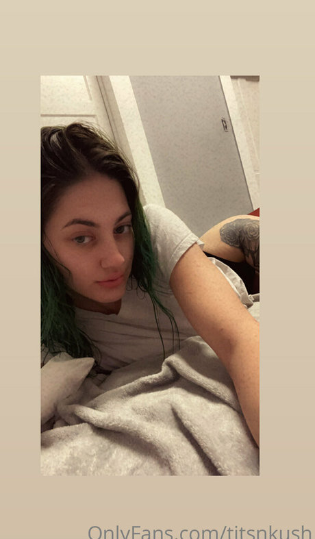 TitsNkush model high quality gallery