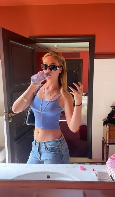 Bella Podaras sexy actress img