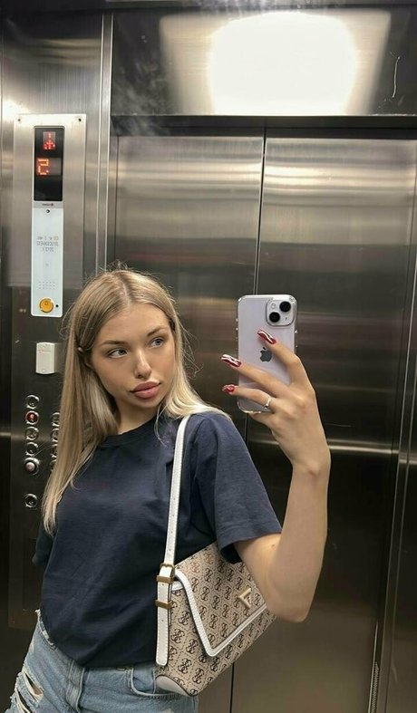 m i l aa top star photo