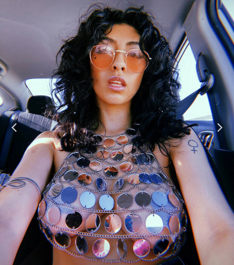 Yeahbabyy nude model gallery