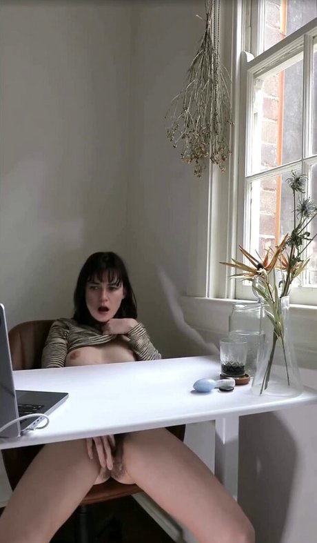 mia tv beautiful model image