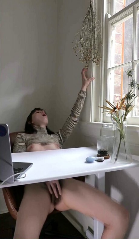 mia tv nude model img