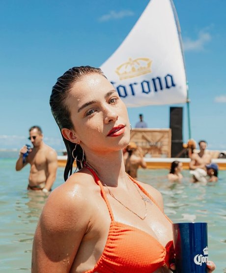 Laryssa Ayres beautiful actress pic