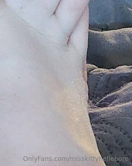 misskittyhellebore model perfect photos