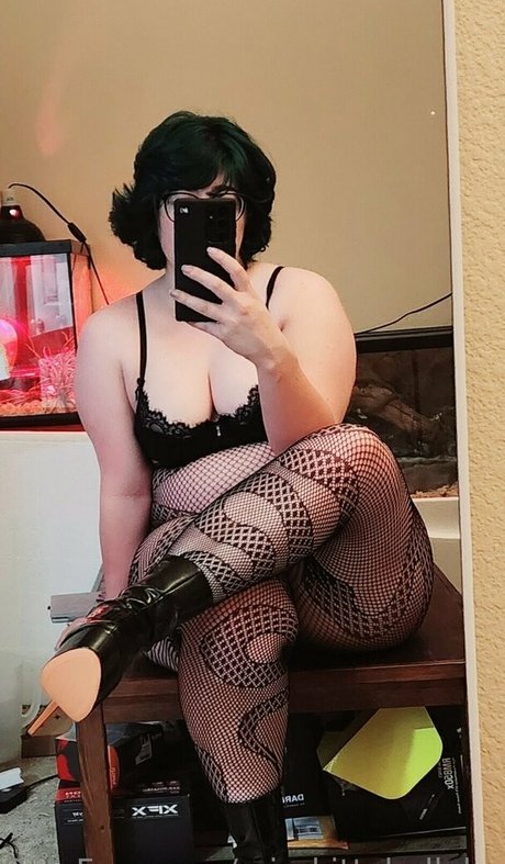 misskittyhellebore erotic star img