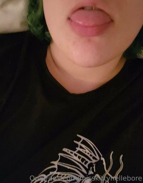 misskittyhellebore nude star img