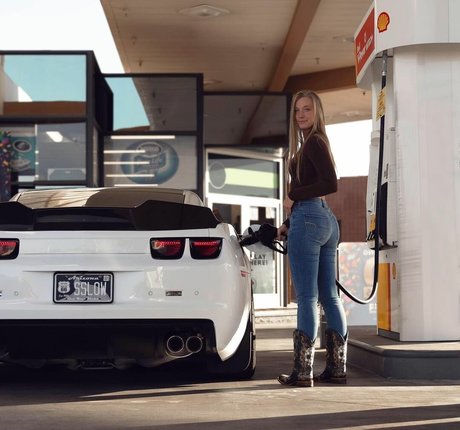 Kayla Rundle pornographic model pic