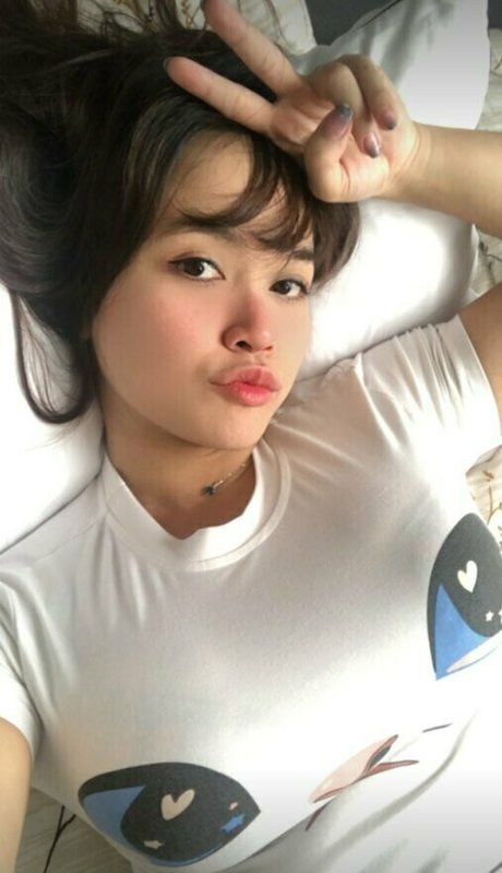 asian eyes v hot model pics