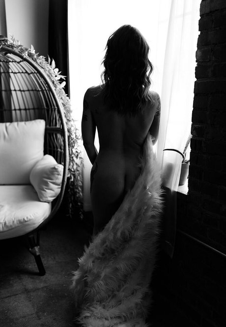 belle corinne hot model img