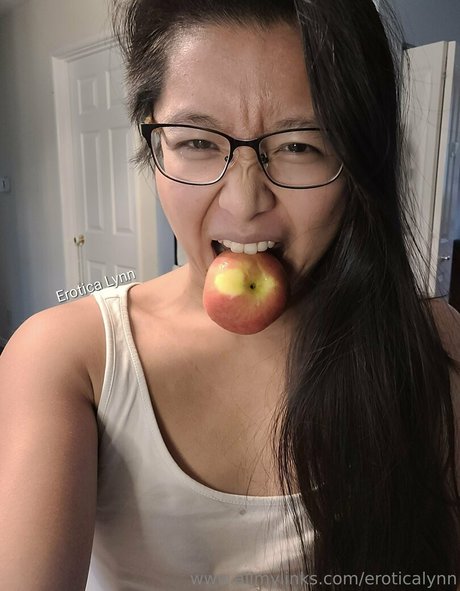 eroticalynn art model picture