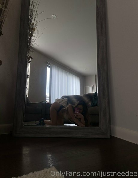 ijustneedee model top picture