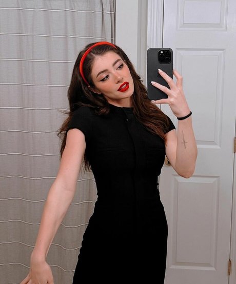 Chrissy Costanza art model photo