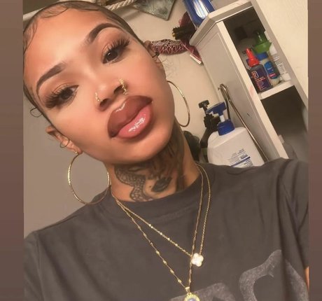 LightSkin art model photo