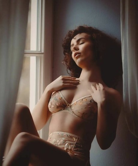 curlywiktoria model hot galleries