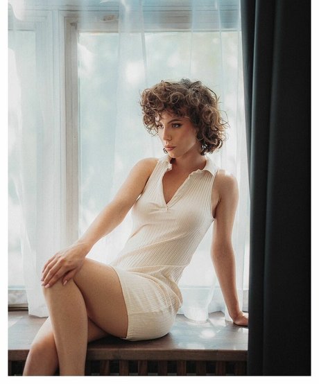 curlywiktoria beautiful actress pic