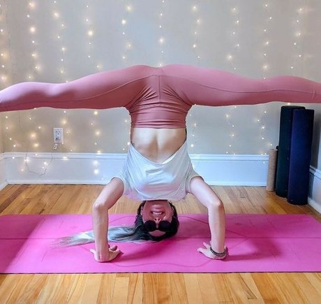 Hot Yoga Babe art pornstar gallery