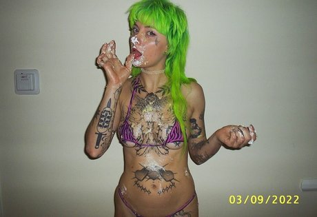 Avalon Valore model adult pictures