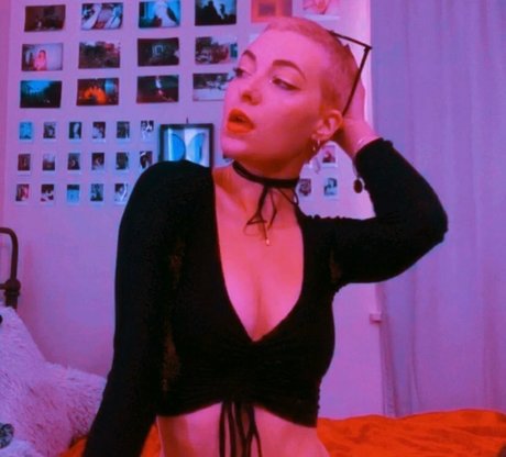 Avalon Valore nude star gallery