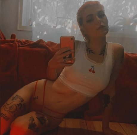 Avalon Valore model beautiful picture