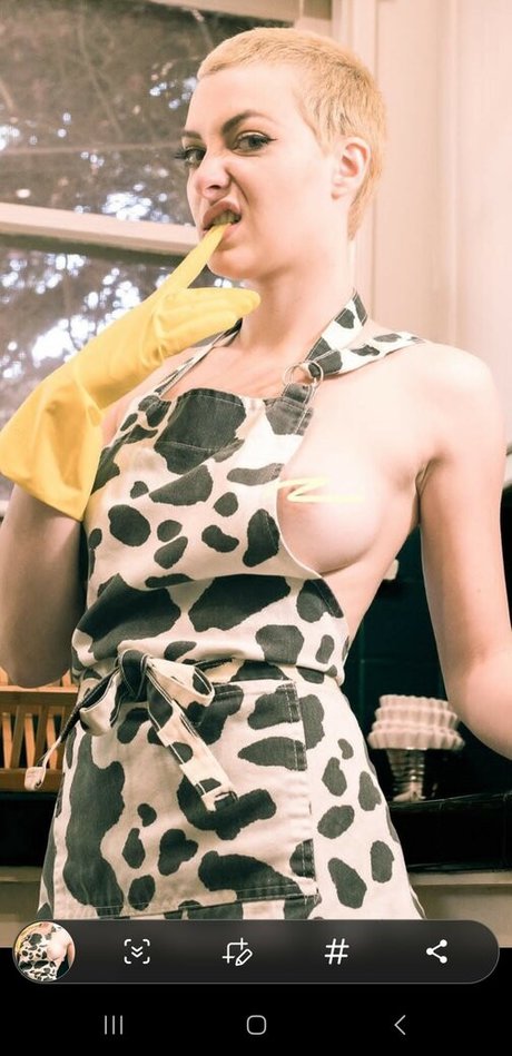 Avalon Valore model hot photos