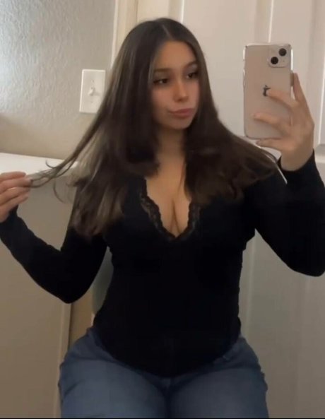 Kiarazaleskiii hot actress photo