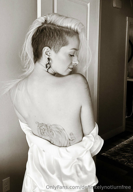 definitelynotlurn pornstar naked picture