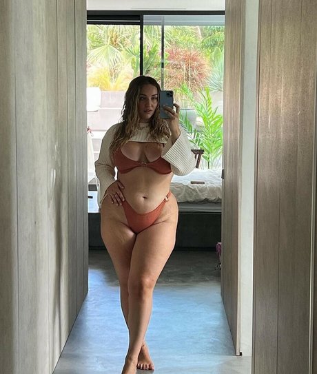 Joann Van Den Herik pretty star images