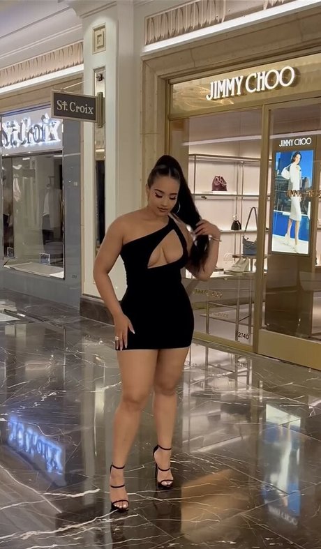 Demetria Obilor pretty model photos