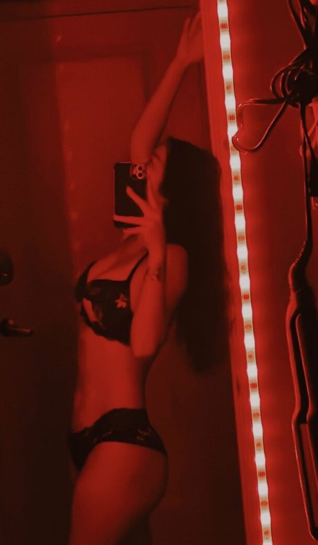 Nizhoni Begaye nice actress picture