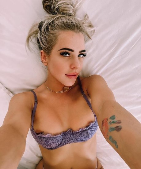 Billie Loves perfect pornstar pic