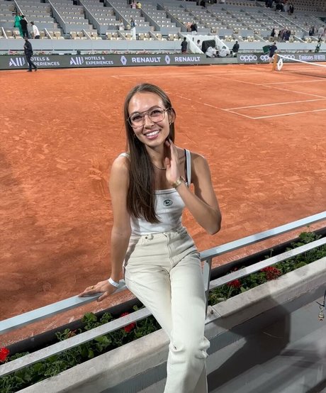 Emily Oberg beautiful star pictures