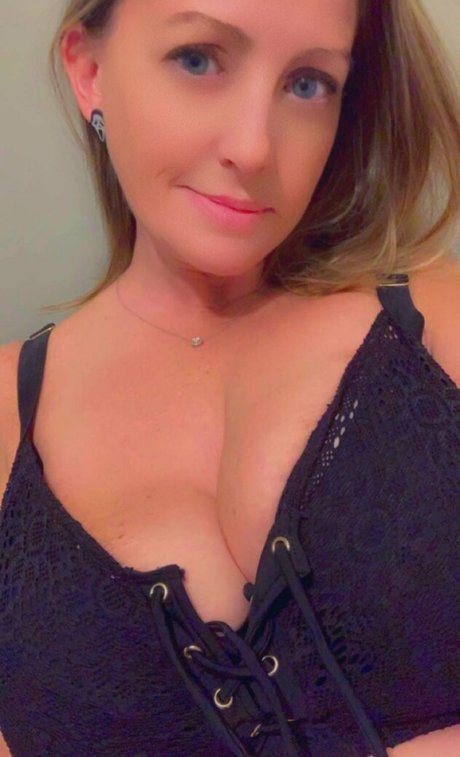 britloveshorror naked model img